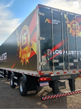 Caminhão de transporte com identidade visual aplicada