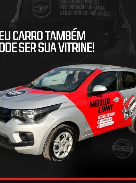 Carro branco com envelopamento vermelho e mensagem promocional